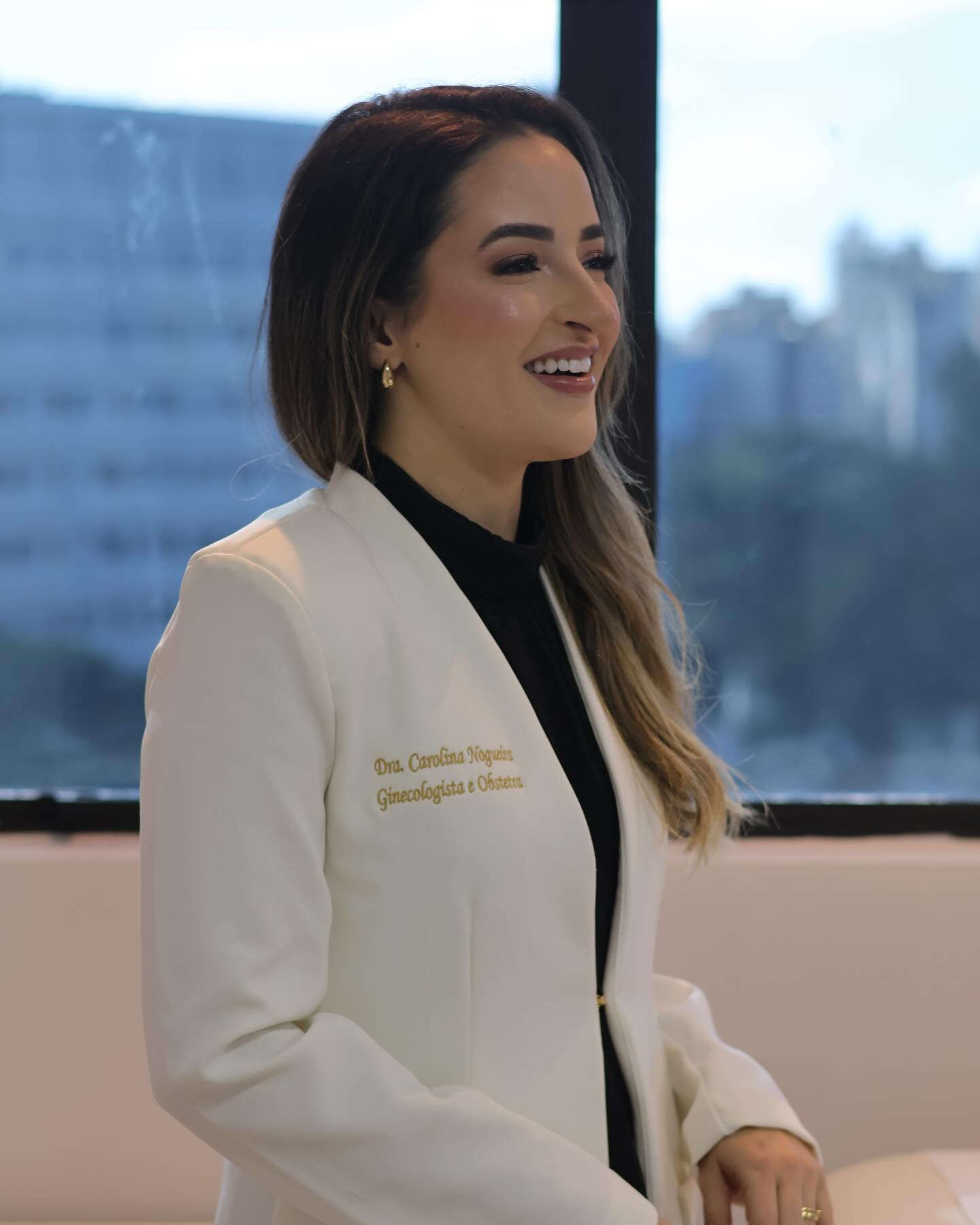 Dra. Carolina Nogueira em consultório